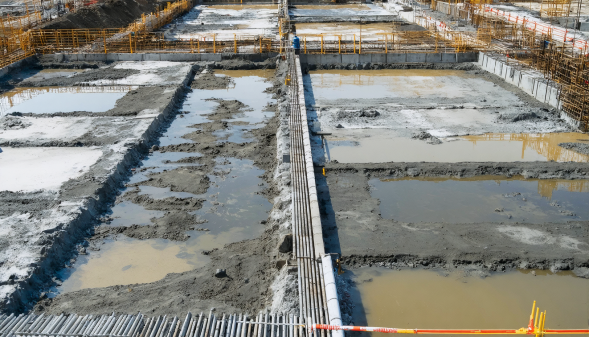 découvrez la durée idéale de durcissement du béton avant de construire sur une dalle pour assurer solidité et sécurité à votre construction.