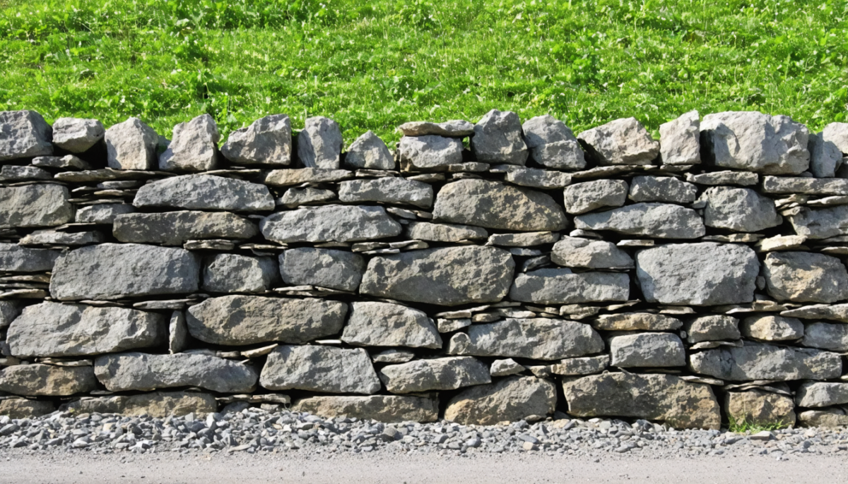 découvrez des techniques efficaces pour stabiliser un mur en pierre incliné et assurer sa durabilité et sécurité.